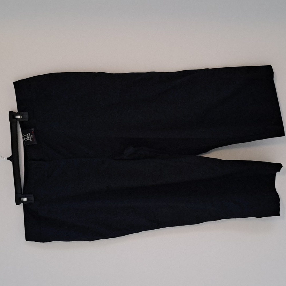 Avenue City Stretch Sateen Capris Black/NWT - Size 24